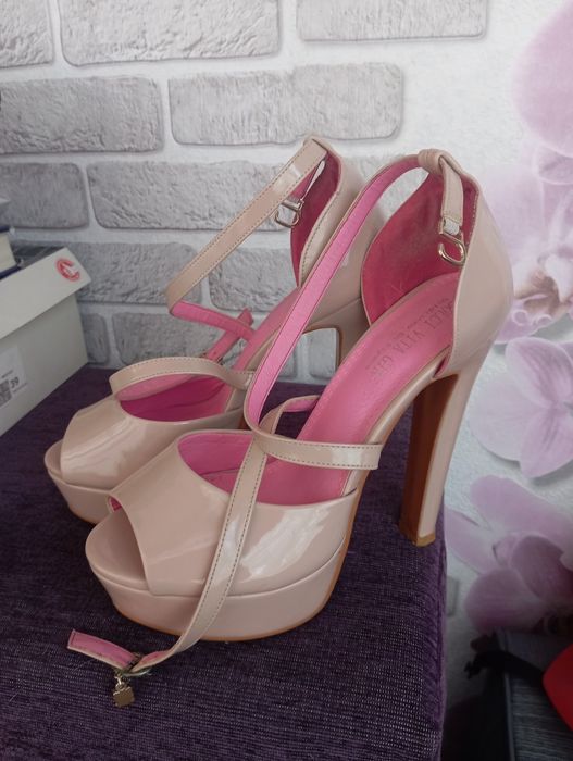 Туфли бежевые на каблуке