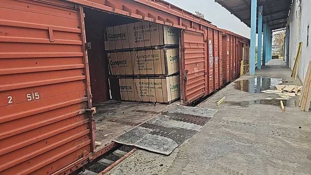 Стойка оцинкованная, балка, финская фанера, тайроты, замки.