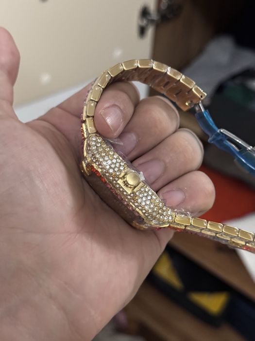 Часы Cartier с камянми