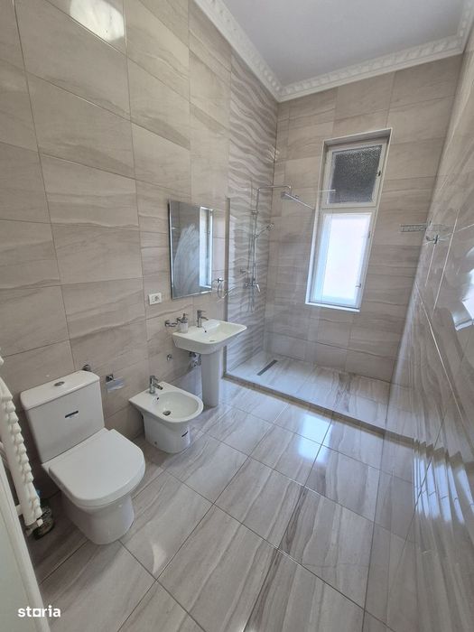 Birou de inchiriat-Piata Sinaia-3 Camere-86MP-Etaj 1-Centrala-800 Euro