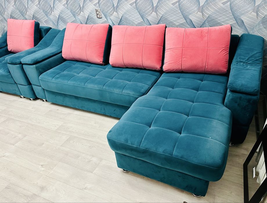 Диван красивый большой