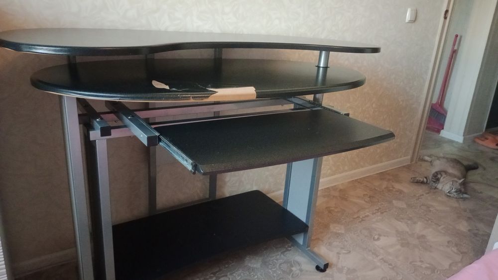 Продаю компьютерный стол
