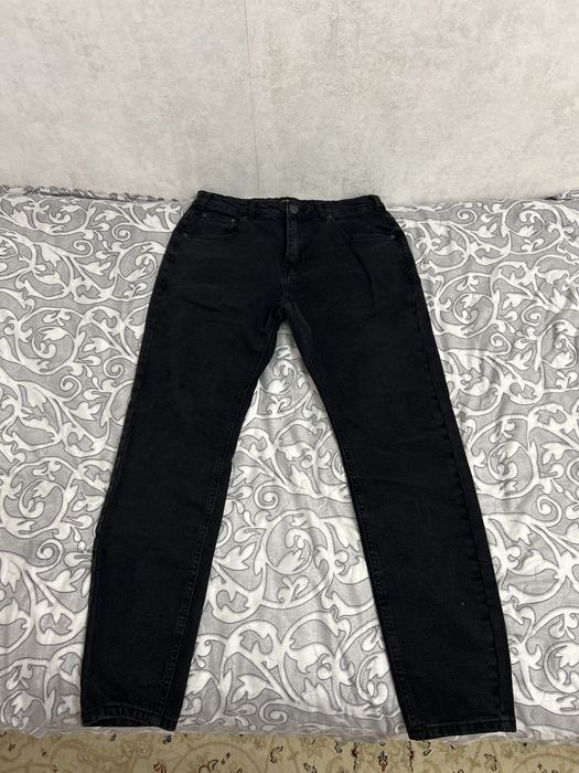 черные темные джинсы