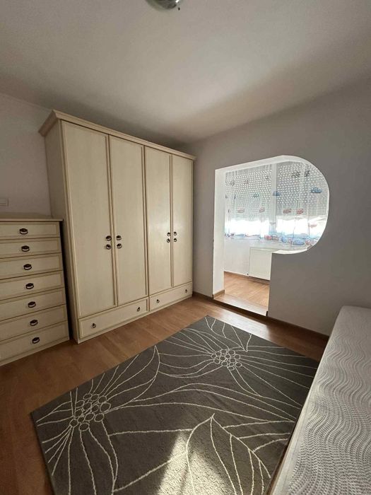 Închiriez apartament 3 camere