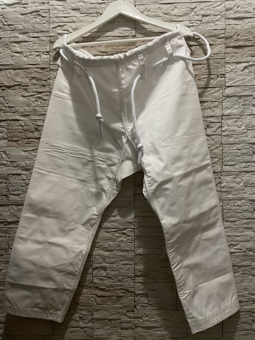 Белое кимано (ги) для джиу-джитсу/дзюдо