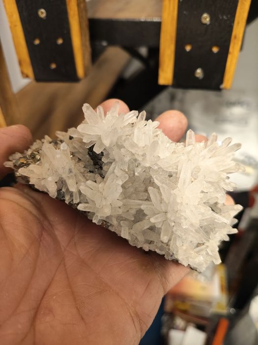 Arici de cuart cu pirita și sfalerit Flori de mina