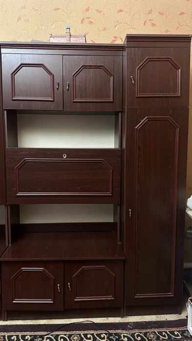 Деревянный шкаф