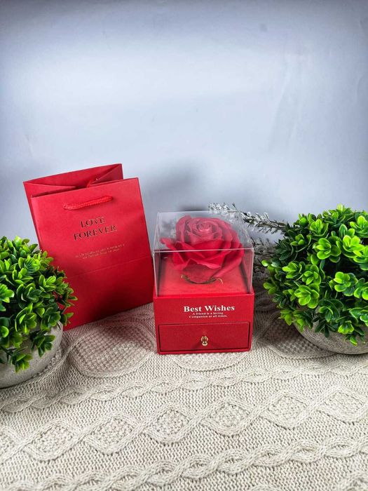 Луксозна кутия с вечна роза и колие по избор нов подаръчен комплект