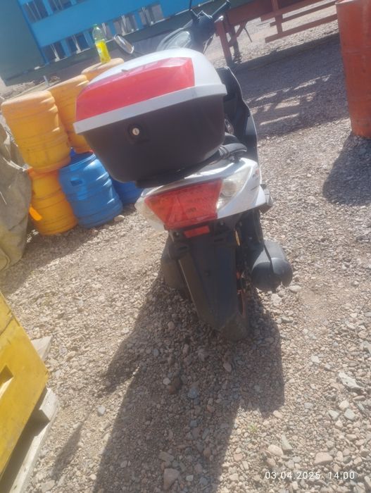 Скутер М8 белого цвета