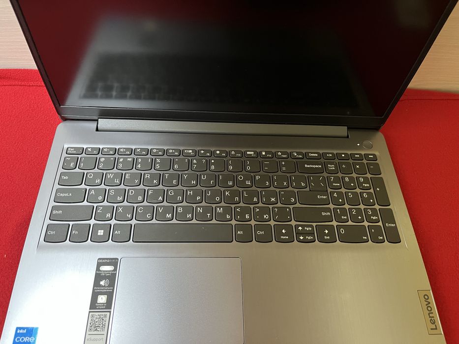 Ноутбук Lenovo IdeaPad 3 / Intel Core i3
