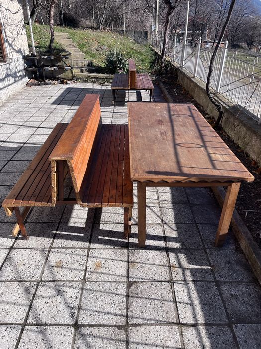 Мебели- маса и пейка