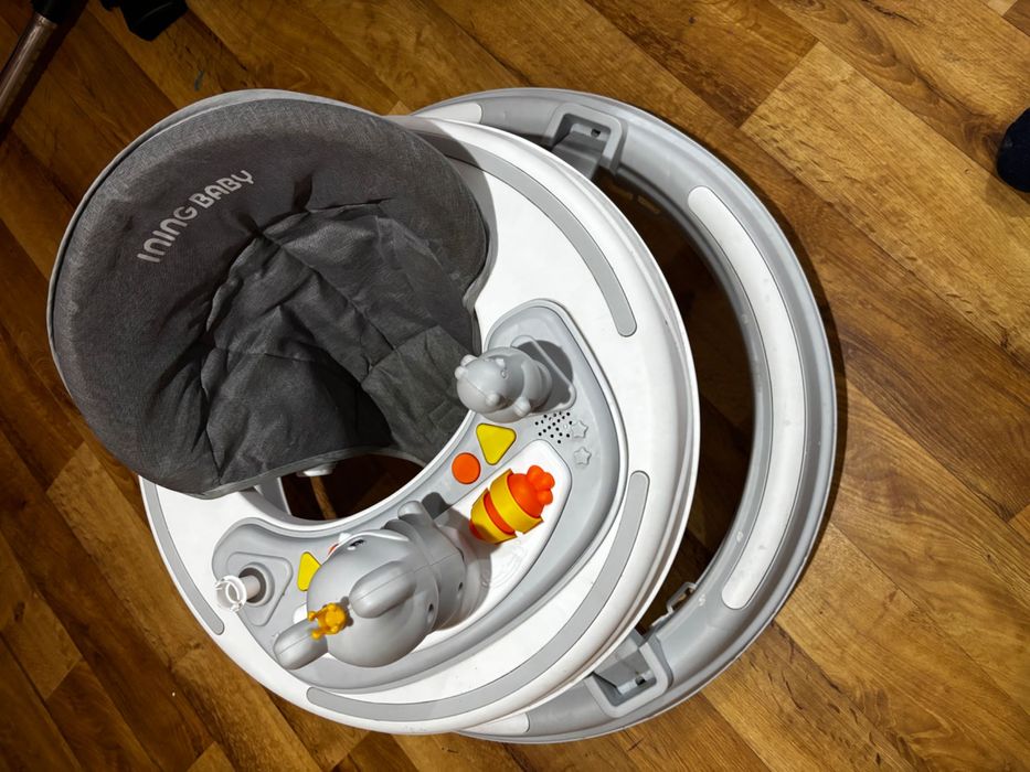 Коляска, шезлонг, ходунки, куртка.