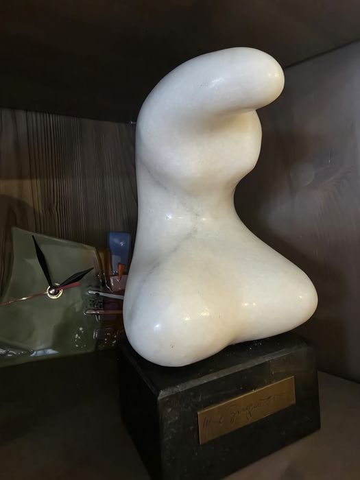 Marmura . M. Guguianu statuie . Sculptura