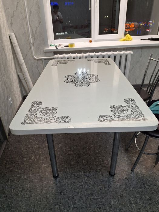 Стол  кухонный совершенно новый