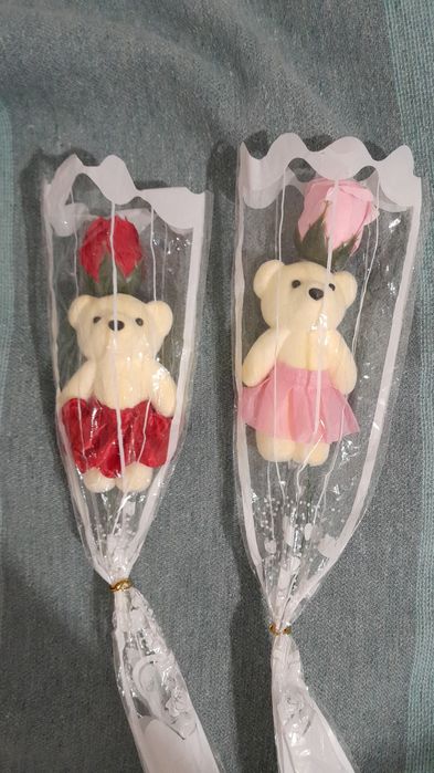 Лепестки роз красные