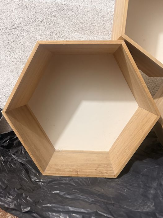 Стенни етажерки тип “медена пита” 3бр.