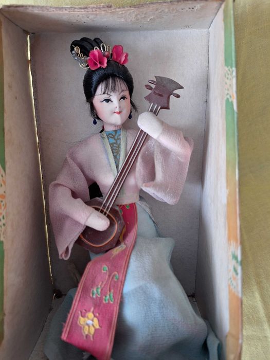 Papusa veche, în cutia ei originală