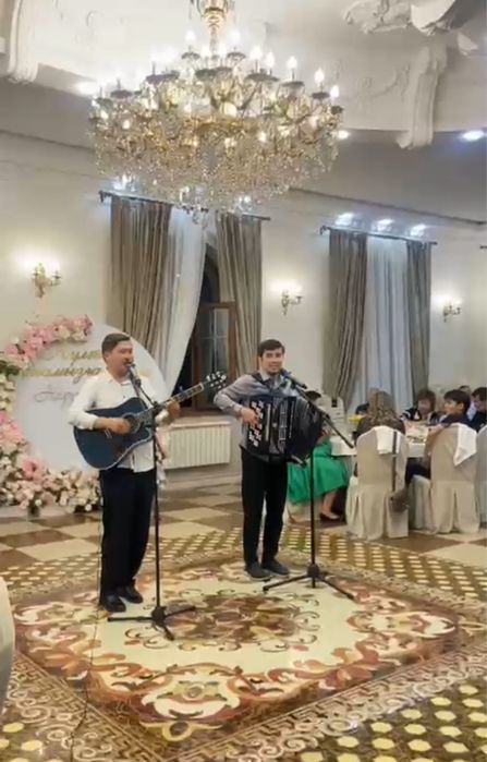 Домбра баян  гиттара  Әнші  музикант