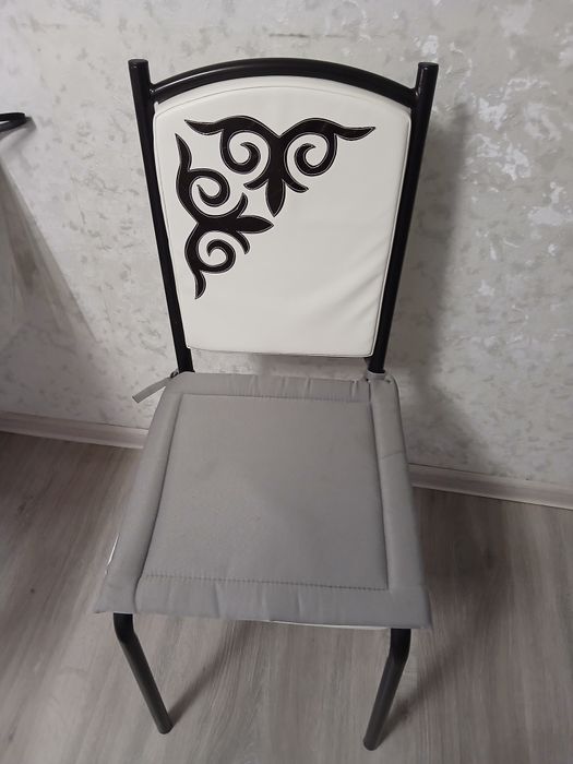 Продам стулья с чехлами