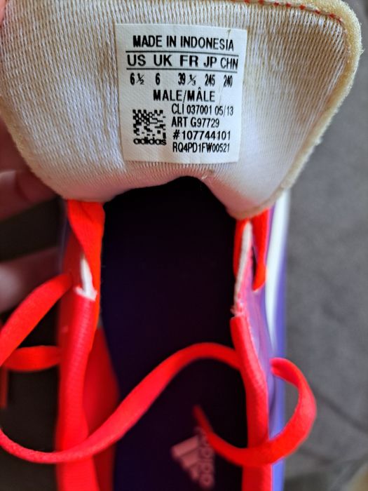 Нови футболни обувки Adidas .