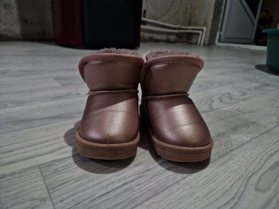 Vand UGG-uri de fetite