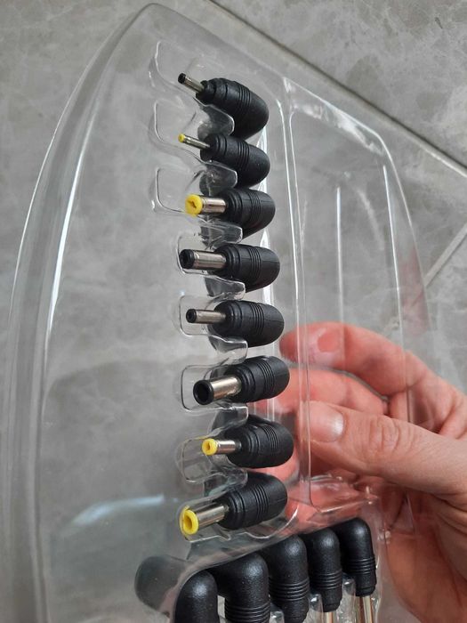 Incarcator de laptop universal cu 13 mufe