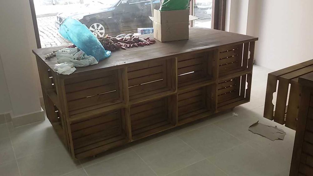 Маса от дървени щайги