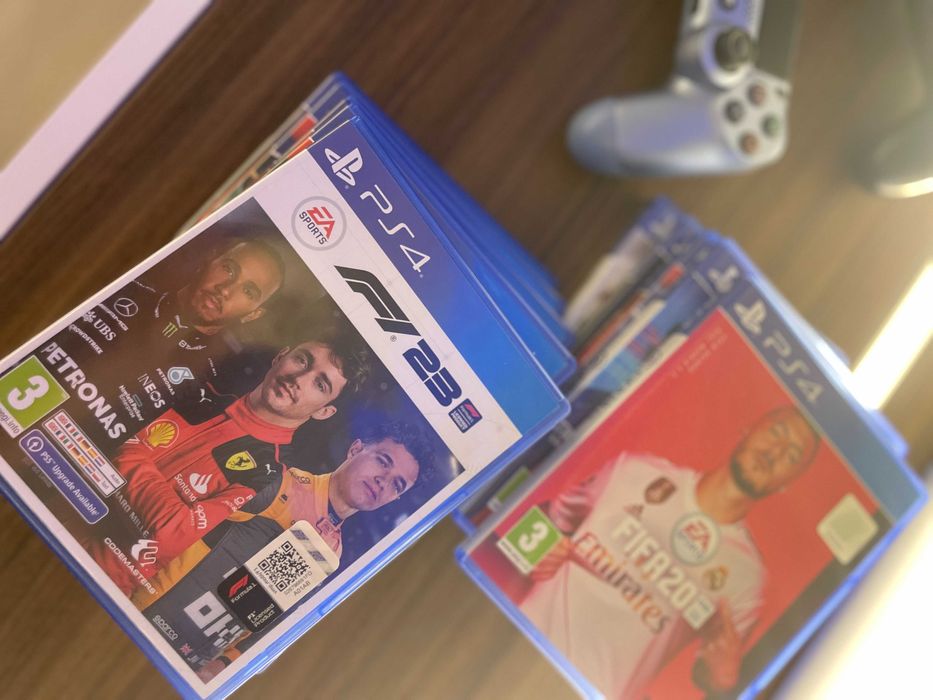PS4 Slim 1TB + 2 джойстика + игри - отлично състояние