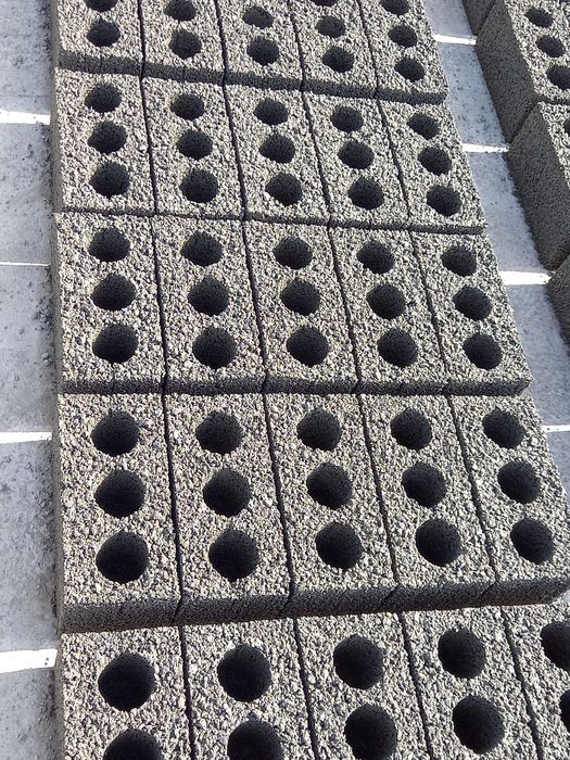 Шлакоблок стройтельный .