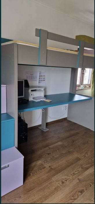 Pat supraetajat cu sertare și birou