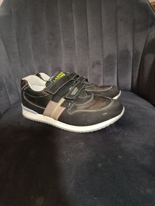 Vând adidași lasoki