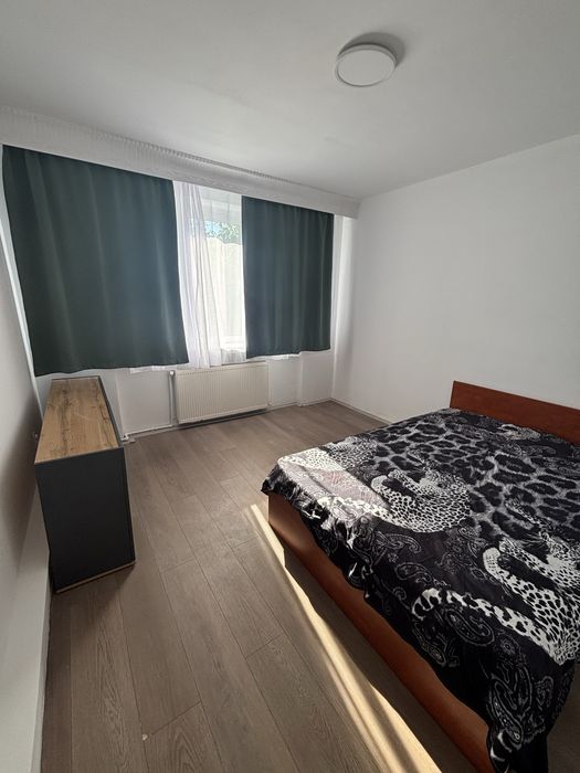 Inchiriez apartament cu 2 camere, situat pe str.  Dimitrie Cantemir ( RFN) etajul 4, cu acoperis nou. Chirie: 300 €/lună, pentru minimum 1 an.