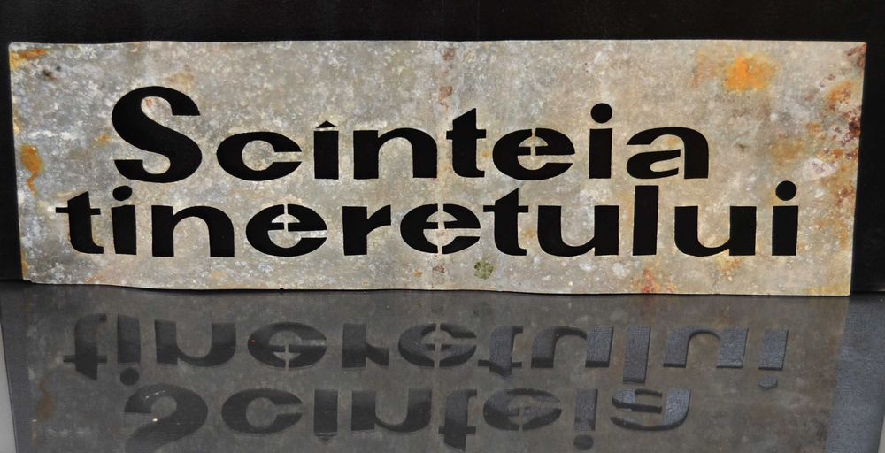 Șablon din tablă zincată folosit la publicitatea ziarelor în comunism