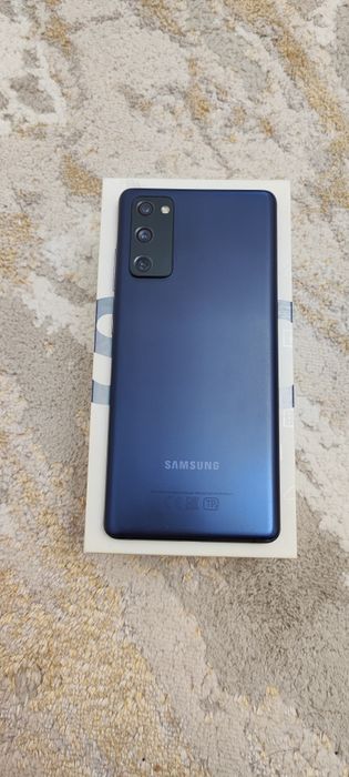 Продам Samsung galaxy s 20 fe.
