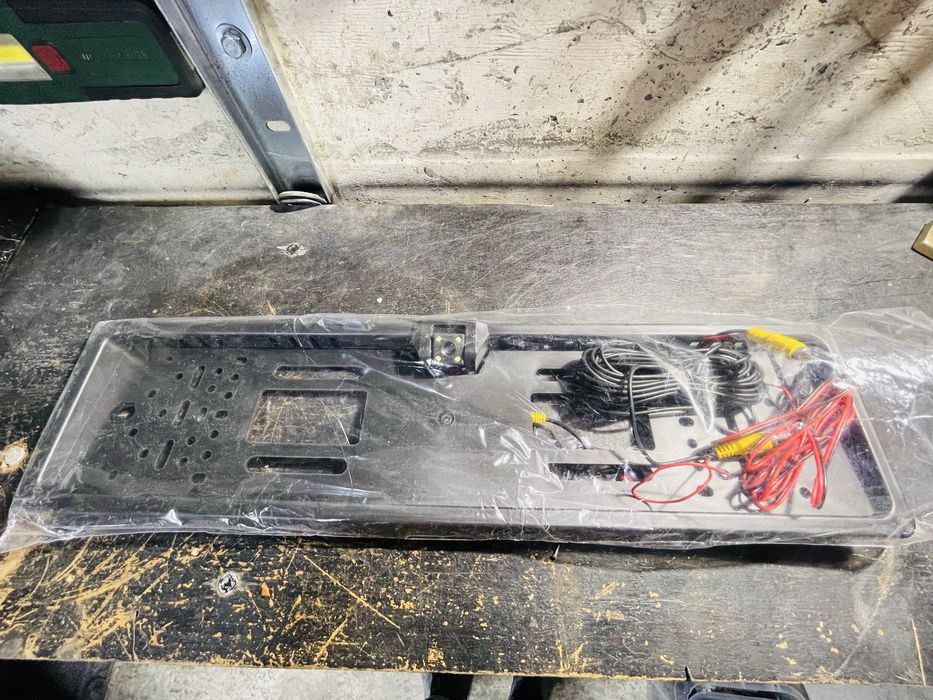 Камера за задно виждане в рамката на номера и модул за безжична връзка