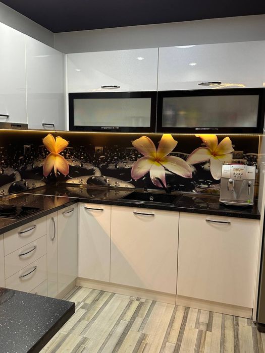 Кухня пролет, чисто нова