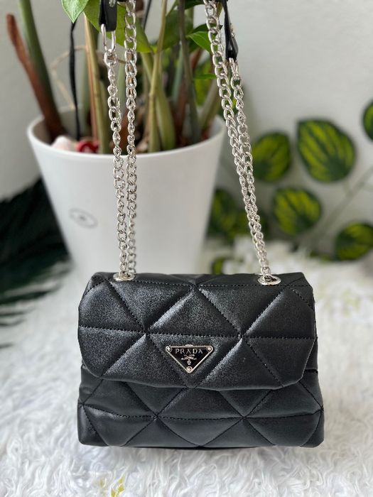 Нова дамска чанта Prada