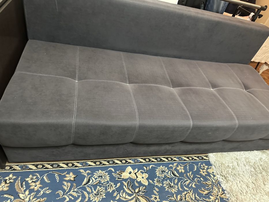 Диван серый. Внутри есть место для хранения
