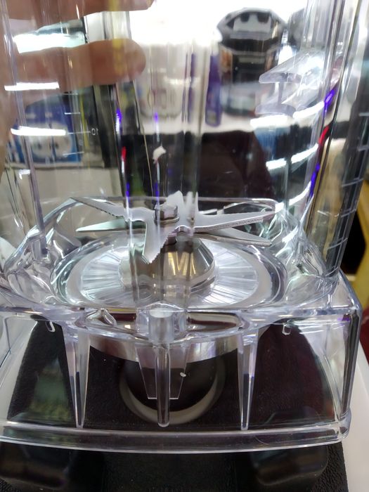 Профессиональный блендер 2000вт металлическое крепление объем 2 л