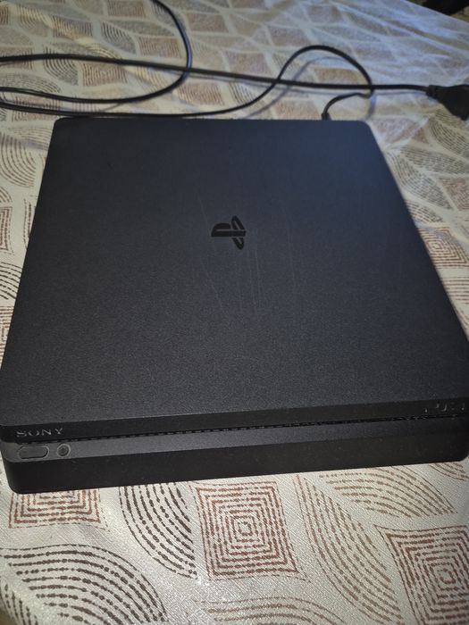 PlayStation 4 Slim + 2 оригинални джойстика + HDMI кабел