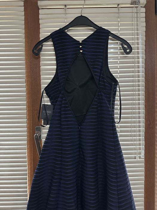 Рокля Guess L размер НОВА с етикет