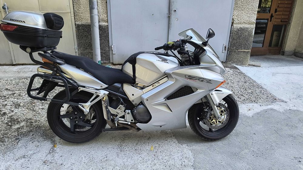 Продавам HONDA VFR v4 V-tec 800