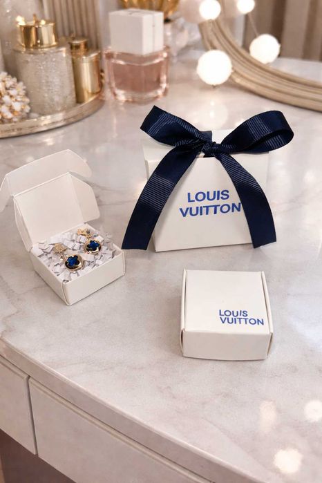 обеци златисти със син цирконии камък ЛВ LV louis vuitton нови с кутия