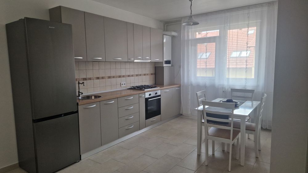 Închiriez apartament 2 camere- cu parcare Cntru