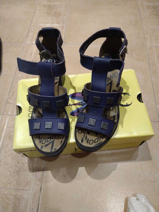 Сандали Fly London