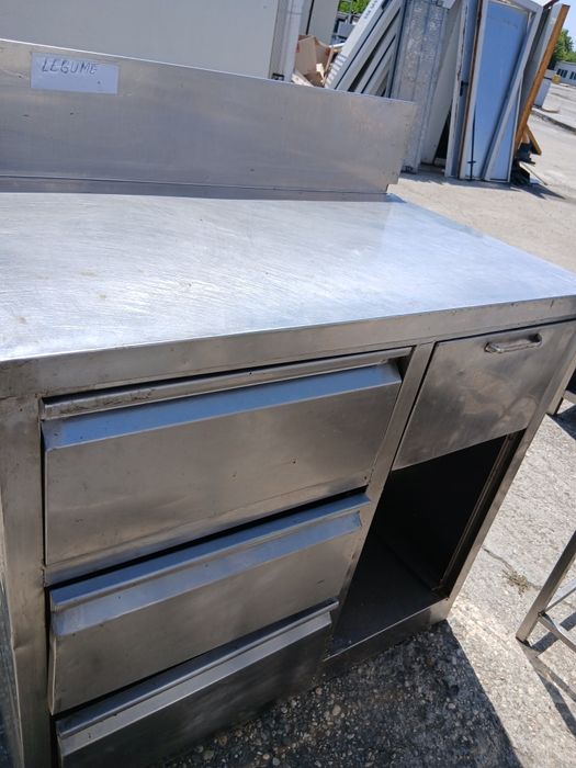 Vând mese de inox