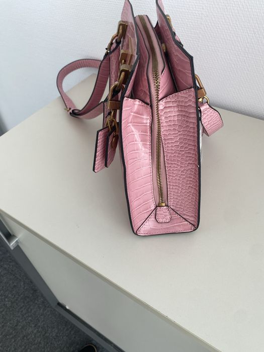 Geantă Guess Katey Croc Pink – Nouă cu etichetă