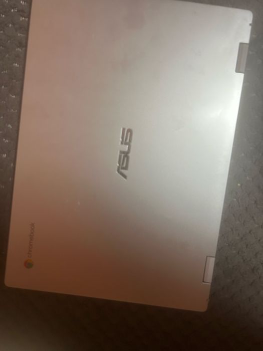 Vând laptop ASUS Chromebook Flip CM1400FXA, în stare bună de funcționare.
