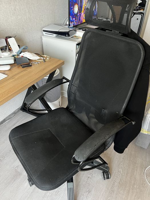 Рабочий стол и кресло