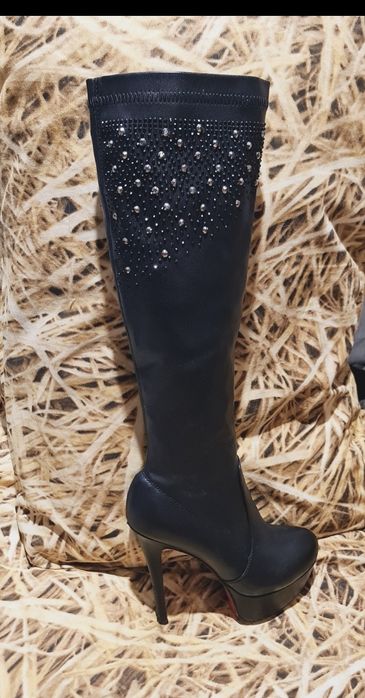 Луксозни дамски ботуши с висок тънък ток и платформа . N: 37